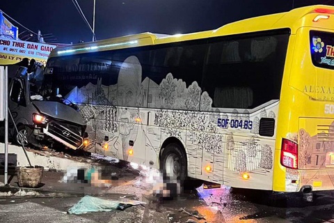 Kiểm tra toàn diện nhà xe Thành Bưởi - Ảnh 1. Hiện trường xe Thành Bưởi húc xe khách 16 chỗ văng vô lề đường làm 5 người chết, 4 người bị thương - Ảnh: A.B.