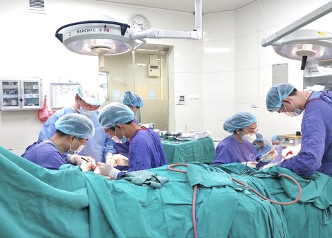 Các bác sĩ Đại học Y Hà Nội tiến hành phẫu thuật cho bệnh nhân - Ảnh: BVCC Các bác sĩ Bệnh viện Đại học Y Hà Nội phẫu thuật cho bệnh nhân - Ảnh: BVCC