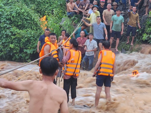 Giải cứu thành công nhóm trẻ chăn bò bị lũ cô lập - Ảnh 1. Lực lượng cứu hộ cứu nhóm trẻ bị cô lập giữa dòng lũ quét hung dữ - Ảnh: PHONG VÂN