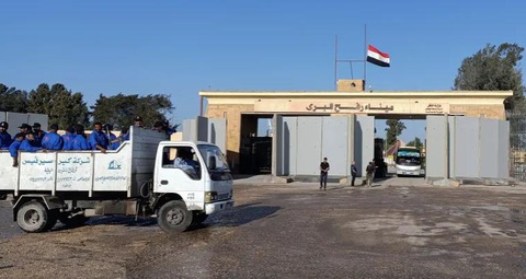 Gaza: Bệnh nhân được phẫu thuật không gây mê do WHO hết thuốc - Ảnh 1. Những chiếc xe tải chở hàng viện trợ nhân đạo cho người Palestine đang chờ trước cửa khẩu Rafah để vào Gaza vào ngày 19-10 - Ảnh: REUTERS