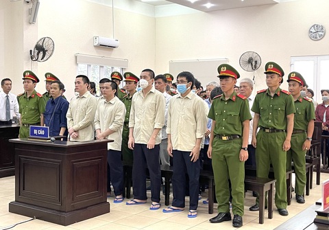 Các bị cáo trong vụ sai phạm cấp phép lao động cho người nước ngoài nghe tuyên án sáng 20-10 - Ảnh: B.S.