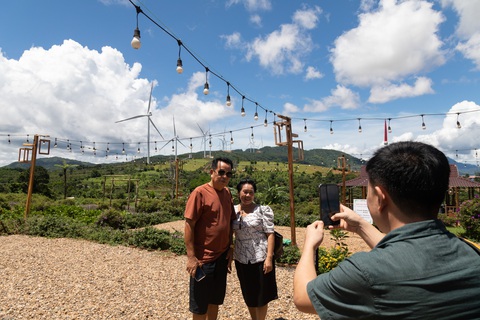 Huyện miền núi Quảng Trị hút khách nhờ ‘view điện gió’ - Ảnh 2. Du khách tham quan tại farmstay Vườn Chân Trời - Ảnh: HOÀNG TÁO