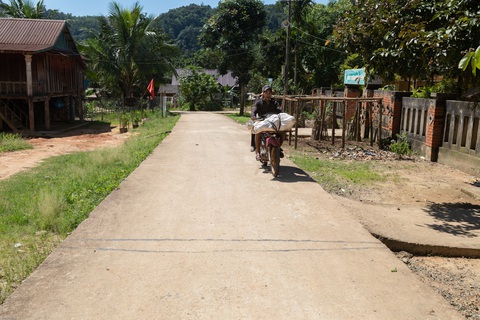 Huyện miền núi Quảng Trị hút khách nhờ ‘view điện gió’ - Ảnh 6. Đường giao thông nông thôn dự án điện gió Phong Huy tài trợ người dân xã Hướng Phùng, huyện Hướng Hóa - Ảnh: HOÀNG TÁO