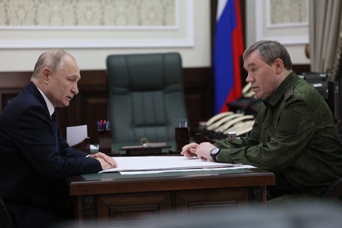 Tổng thống Putin bất ngờ thăm sở chỉ huy quân sự ở Rostov-on-Don - Ảnh 1. Cuộc họp ngắn của Tổng thống Nga Putin và Tổng tham mưu trưởng Lực lượng vũ trang Nga Valery Gerasimov hôm 20-10 - Ảnh: AFP