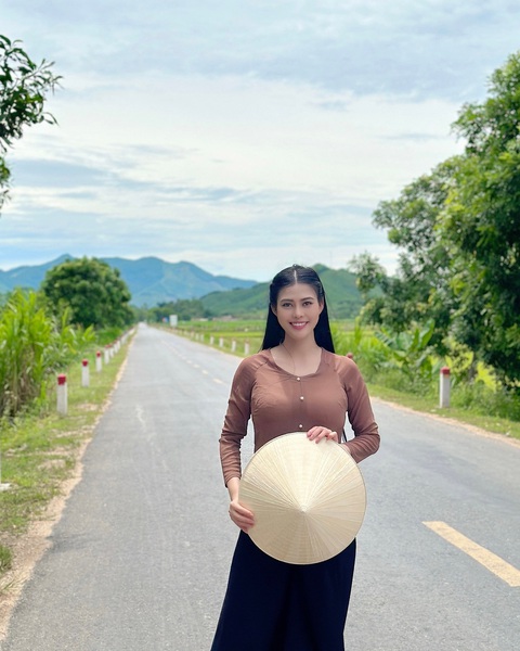 Á hậu Thi Phượng quảng bá vẻ đẹp Nghệ An - Ảnh 3. Thi Phượng hạnh phúc vì được chồng ủng hộ khi thực hiện ước mơ làm ca sĩ