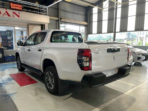 Tin tức giá xe: Mitsubishi Triton giảm giá kỷ lục còn 550 triệu, nhưng số lượng rất hạn hữu - Ảnh 6. Đây là phiên bản số sàn duy nhất của Mitsubishi Triton bán tại Việt Nam. Các phiên bản bán khách hàng cá nhân đều được trang bị hộp số tự động - Ảnh: Đại lý Mitsubishi/Facebook