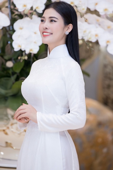 Ngoài ca hát, Thi Phượng còn được biết đến khi đoạt danh hiệu Á hậu 1 cuộc thi Hoa hậu Phu nhân Thế giới người Việt tổ chức tại Mỹ năm 2017 Ngoài ca hát, Thi Phượng còn được biết đến khi đoạt danh hiệu Á hậu 1 cuộc thi Hoa hậu Phu nhân thế giới người Việt tổ chức tại Mỹ năm 2017