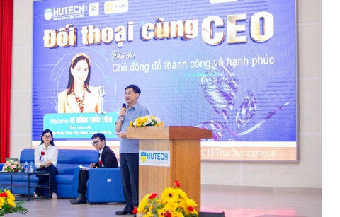 Trường HUTECH tổ chức chương trình Đối thoại cùng CEO - Ảnh 5. Tập đoàn Liên Thái Bình Dương cùng ông Johnathan Hạnh Nguyễn trao tặng tài trợ "khủng" tạo động lực cho sinh viên HUTECH thành công
