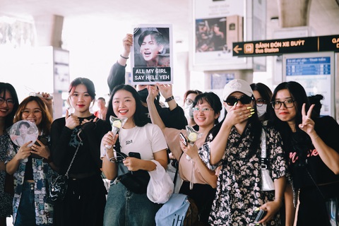 BamBam (GOT7) chúc fan nữ nhân ngày 20-10 bằng tiếng Việt siêu mượt - Ảnh 2. Người hâm mộ đã có mặt từ rất sớm để được gặp thần tượng