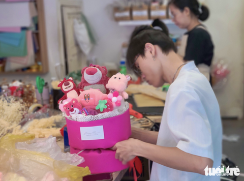 Gợi ý quà tặng ‘đổi gió’ dịp 20-10 - Ảnh 6. Hoa gấu bông dễ thương đang là xu hướng những năm gần đây - Ảnh: NHẬT XUÂN