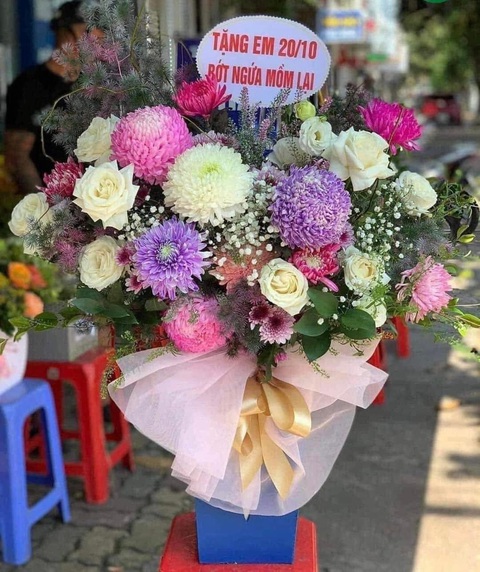 Ảnh vui 20-10: Giỏ hoa của ông chồng 'hôm nay không biết chúc gì' - Ảnh 1. Một gợi ý hay ho dành cho các anh chưa biết chúc gì chị em dịp 20-10