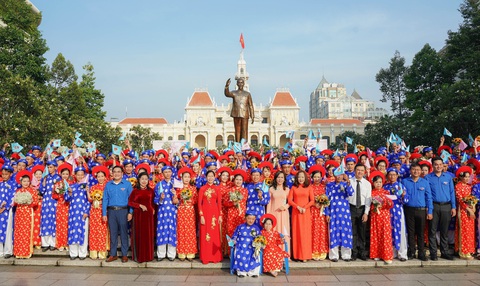 Lễ cưới tập thể của 82 cặp đôi trong ngày Phụ nữ Việt Nam - Ảnh 8. 14 lần tổ chức, lễ cưới tập thể là sự góp sức, đồng hành của rất nhiều đơn vị, doanh nghiệp tài trợ miễn phí để mang đến hạnh phúc trọn vẹn cho các cặp đôi