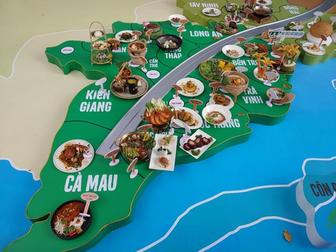 Bản đồ ẩm thực Việt Nam với đầy đủ những sản phẩm độc đáo, đặc sắc của ẩm thực các vùng miền trên cả nước. - Ảnh: N.BÌNH Bản đồ ẩm thực Việt Nam với đầy đủ những sản phẩm độc đáo, đặc sắc của ẩm thực các vùng miền trên cả nước - Ảnh: N.BÌNH