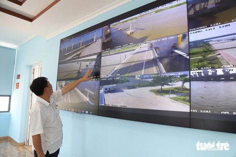 Theo dõi tình hình nguồn nước và diễn biến xâm nhập mặn qua hệ thống thủy lợi Cái Lớn Cái Bé - Ảnh: CHÍ QUỐC Theo dõi tình hình nguồn nước và diễn biến xâm nhập mặn qua hệ thống thủy lợi Cái Lớn - Cái Bé - Ảnh: CHÍ QUỐC