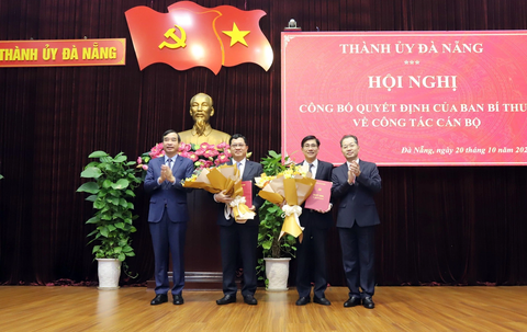 Ban Bí thư chuẩn y 2 ủy viên Ban Thường vụ Thành ủy Đà Nẵng - Ảnh 1. Trao quyết định chuẩn y của Ban Bí thư cho ông Trần Phước Sơn và Trần Thắng Lợi - Ảnh: PV