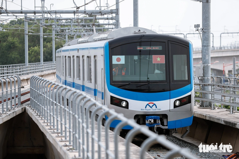Metro số 1 xin gia hạn thời gian thi công - Ảnh 1. Tàu metro số 1 Bến Thành - Suối Tiên chạy thử nghiệm đoạn trên cao - Ảnh: PHƯƠNG NHI