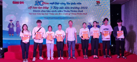 Tiếp sức đến trường: Đâu đó ở trên trời chắc người mẹ đang vui - Ảnh 1. Đại diện báo Tuổi Trẻ trao học bổng Nguyễn Mỹ Hạnh cho các bạn tân sinh viên nghèo vượt khó xứ Huế - Ảnh: TẤN LỰC