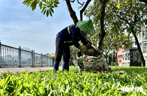 Kênh Nhiêu Lộc - Thị Nghè nhếch nhác, xấu xí: Phường nói khó xử lý triệt để - Ảnh 1. Nhân viên Công ty Công viên cây xanh dọn vệ sinh dọc bờ kênh Nhiêu Lộc - Thị Nghè vào mỗi buổi sáng, nhưng rồi rác vẫn xuất hiện - Ảnh: TIẾN QUỐC