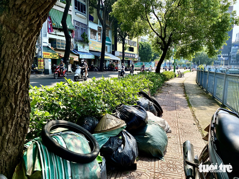 Kênh Nhiêu Lộc - Thị Nghè nhếch nhác, xấu xí: Phường nói khó xử lý triệt để - Ảnh 2. Bao đựng chai lọ của những người thu gom ve chai tập kết cạnh cầu số 4 (phường 5, quận Tân Bình) - Ảnh: TIẾN QUỐC