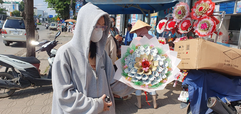 Nhiều nơi ở miền Tây vẫn bán hoa làm bằng tiền thật dịp 20-10 - Ảnh 1. Hoa làm bằng tiền thật được bán trên đường 3 Tháng 2, quận Ninh Kiều, TP Cần Thơ - Ảnh: LÊ DÂN