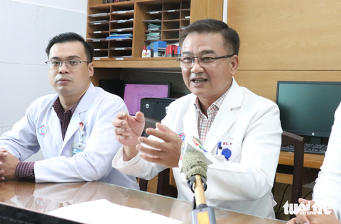 TS Lê Quốc Hùng - trưởng khoa bệnh nhiệt đới Bệnh viện Chợ Rẫy (TP.HCM) chia sẻ quá trình điều trị bệnh nhân bị ngộ độc sau khi uống sữa ở Tiền Giang - Ảnh: XUÂN MAI