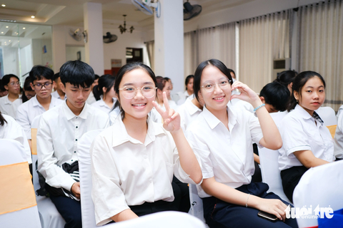 Hai tân sinh viên xứ Huế Ngô Thảo Vân và Lê Hà Ngọc Hiếu háo hức chờ đón lễ trao học bổng Tiếp sức đến trường 2023 - Ảnh: TẤN LỰC Hai tân sinh viên xứ Huế Ngô Thảo Vân và Lê Hà Ngọc Hiếu háo hức chờ đón lễ trao học bổng Tiếp sức đến trường 2023 - Ảnh: TẤN LỰC