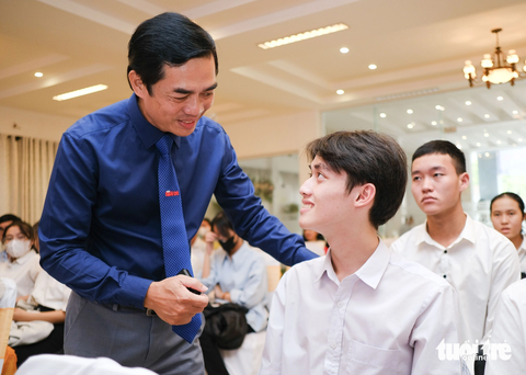 Nhà báo Nguyễn Khắc Cường, phó tổng biên tập Báo Tuổi Trẻ, thăm hỏi tân sinh viên Trường ĐH Khoa học Huế Ngô Lê Nam Quyền trước giờ trao học bổng. Ngoài giờ học, Cường đã tìm việc làm thêm phụ giúp gia đình - Ảnh: TẤN LỰC Nhà báo Nguyễn Khắc Cường, phó Tổng biên tập báo Tuổi Trẻ, thăm hỏi tân sinh viên Trường ĐH Khoa học Huế Ngô Lê Nam Quyền trước giờ trao học bổng. Ngoài giờ học, Quyền đã tìm việc làm thêm phụ giúp gia đình - Ảnh: TẤN LỰC