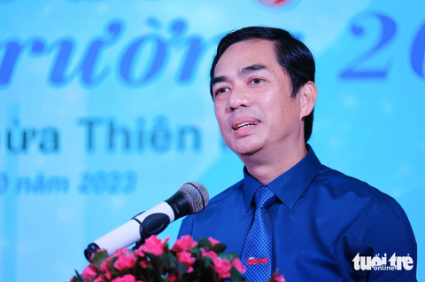 Nhà báo Nguyễn Khắc Cường, phó tổng biên tập Báo Tuổi Trẻ, phát biểu tại lễ trao học bổng - Ảnh: TẤN LỰC Nhà báo Nguyễn Khắc Cường, phó Tổng biên tập Báo Tuổi Trẻ, phát biểu tại lễ trao học bổng - Ảnh: TẤN LỰC