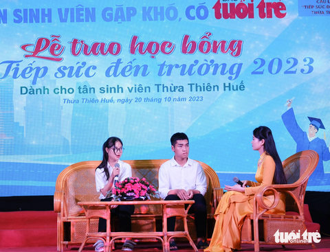 Tân sinh viên Nguyễn Nữ Kiều Oanh và Trần Văn Lộc chia sẻ về hoàn cảnh khó khăn và nỗ lực vượt lên số phận của mình - Ảnh: TẤN LỰC Tân sinh viên Nguyễn Nữ Kiều Oanh và Trần Văn Lộc chia sẻ về hoàn cảnh khó khăn và nỗ lực vượt lên số phận của mình - Ảnh: TẤN LỰC