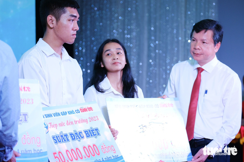 Ông Nguyễn Tân, giám đốc Sở GD-ĐT tỉnh Thừa Thiên - Huế trao suất học bổng đặc biệt 50 triệu đồng cho các tân sinh viên - Ảnh: TẤN LỰC Ông Nguyễn Tân, giám đốc Sở GD-ĐT tỉnh Thừa Thiên - Huế trao suất học bổng đặc biệt 50 triệu đồng cho các tân sinh viên - Ảnh: TẤN LỰC