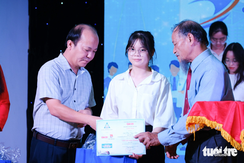 PGS.TS Nguyễn Thiện Tống (phải) và ông Mai Lương Xuân Hoài, đại diện Ban Tuyên giáo Tỉnh ủy Thừa Thiên - Huế, trao học bổng - Ảnh: TẤN LỰC PGS.TS Nguyễn Thiện Tống (phải) và ông Mai Lương Xuân Hoài, đại diện Ban Tuyên giáo Tỉnh ủy Thừa Thiên - Huế, trao học bổng - Ảnh: TẤN LỰC