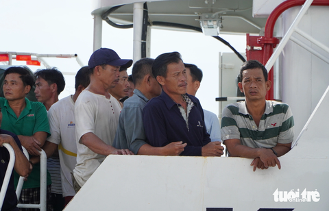 78 ngư dân bị chìm tàu ở Trường Sa trở về bờ trong nước mắt - Ảnh 5. Các ngư dân trên tàu 467 - Ảnh: TRẦN MAI