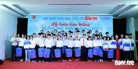 Các tân sinh viên Huế vui mừng nhận học bổng Tiếp sức đến trường - Ảnh: TẤN LỰC Các tân sinh viên Huế vui mừng nhận học bổng Tiếp sức đến trường - Ảnh: TẤN LỰC