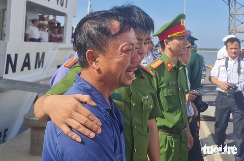 78 ngư dân bị chìm tàu ở Trường Sa trở về bờ trong nước mắt - Ảnh 8. Người thân của ngư dân tử nạn bật khóc khi chứng kiến cảnh đưa thi thể vào bờ - Ảnh: TRẦN MAI