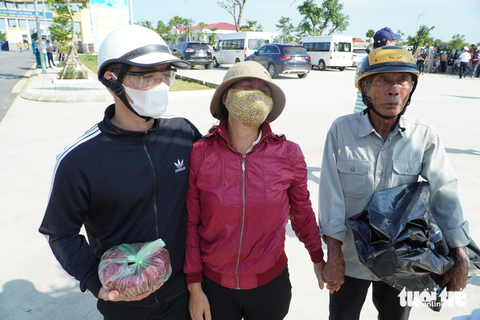 78 ngư dân bị chìm tàu ở Trường Sa trở về bờ trong nước mắt - Ảnh 10. Người thân của ngư dân tử nạn khóc ngất khi xe chở thi thể người thân mình về - Ảnh: TRẦN MAI