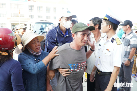78 ngư dân bị chìm tàu ở Trường Sa trở về bờ trong nước mắt - Ảnh 11. Ngư dân trở về trong vòng tay người thân - Ảnh: LÊ TRUNG