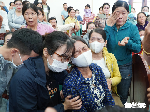 78 ngư dân bị chìm tàu ở Trường Sa trở về bờ trong nước mắt - Ảnh 12. Người thân của ngư dân đang còn mất tích ngoài biển khóc ngất - Ảnh: TRẦN MAI