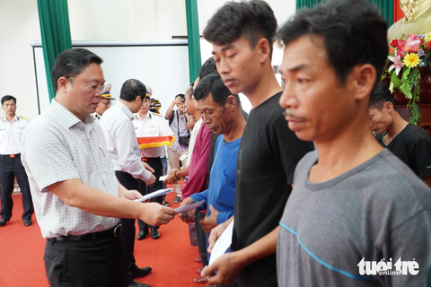 78 ngư dân bị chìm tàu ở Trường Sa trở về bờ trong nước mắt - Ảnh 14. Ông Lê Trí Thanh, chủ tịch UBND tỉnh Quảng Nam, trao quà động viên ngư dân sống sót trở về - Ảnh: LÊ TRUNG