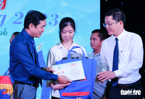 Nhà báo Nguyễn Khắc Cường (trái) và anh Nguyễn Thanh Hoài, bí thư Tỉnh đoàn Thừa Thiên - Huế, trao học bổng cho sinh viên - Ảnh: TẤN LỰC Nhà báo Nguyễn Khắc Cường (trái) và anh Nguyễn Thanh Hoài, bí thư Tỉnh đoàn Thừa Thiên - Huế, trao học bổng cho sinh viên - Ảnh: TẤN LỰC