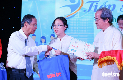 Ông Phan Công Tuyên (trái), chủ tịch Hội Khuyến học tỉnh Thừa Thiên - Huế và võ sư Nguyễn Văn Dũng, Nghĩa Dũng Karatedo, trao học bổng cho sinh viên Thừa Thiên - Huế - Ảnh: TẤN LỰC Ông Phan Công Tuyên (trái), chủ tịch Hội Khuyến học tỉnh Thừa Thiên - Huế và võ sư Nguyễn Văn Dũng, Nghĩa Dũng Karatedo, trao học bổng cho sinh viên Thừa Thiên - Huế - Ảnh: TẤN LỰC