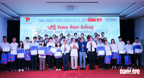 Tại điểm trao này có tổng số 72 tân sinh viên tỉnh Thừa Thiên - Huế và 14 tân sinh viên Quảng Ngãi được học bổng tiếp sức - Ảnh: TẤN LỰC Tại điểm trao này có tổng số 72 tân sinh viên tỉnh Thừa Thiên - Huế và 14 tân sinh viên Quảng Ngãi được học bổng tiếp sức - Ảnh: TẤN LỰC