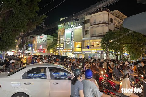 Nhiều tuyến đường ở quận Bình Thạnh người dân “tới không được, lùi không xong” - Ảnh 2. Giao lộ Võ Oanh - Nguyễn Gia Trí kẹt cứng