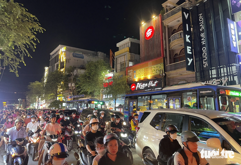 Nhiều tuyến đường ở quận Bình Thạnh người dân “tới không được, lùi không xong” - Ảnh 3. Dòng xe nối đuôi nhau trên đường Nguyễn Gia Trí
