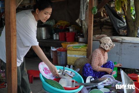 Khi rảnh rỗi, Thảo Quỳnh phụ chị dâu bán cơm ở chợ để mẹ con em dỡ 3 bữa cơm mỗi ngày - Ảnh: CHÍ HẠNH Hồi còn ở nhà, khi rảnh rỗi, Thảo Quỳnh phụ chị dâu bán cơm ở chợ để mẹ con em đỡ ba bữa cơm mỗi ngày - Ảnh: CHÍ HẠNH