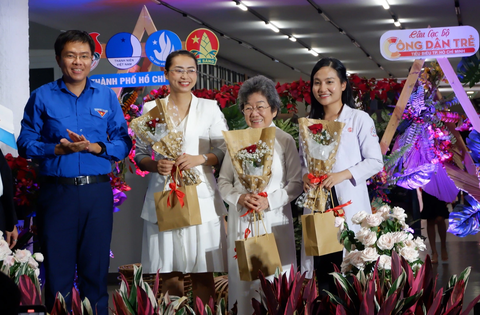 'Gửi một nửa dịu dàng…' đến những người phụ nữ yêu thương - Ảnh 1. Đại diện Thành Đoàn TP.HCM tặng hoa các khách mời tham dự chương trình - Ảnh: K.ANH