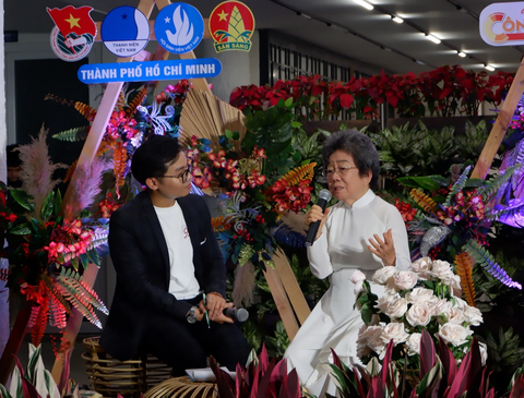'Gửi một nửa dịu dàng…' đến những người phụ nữ yêu thương - Ảnh 3. Bà Trương Mỹ Lệ (Tư Liêm), phó chủ nhiệm thường trực Câu lạc bộ truyền thống Thành Đoàn, chia sẻ về hình ảnh người mẹ - Ảnh: K.ANH