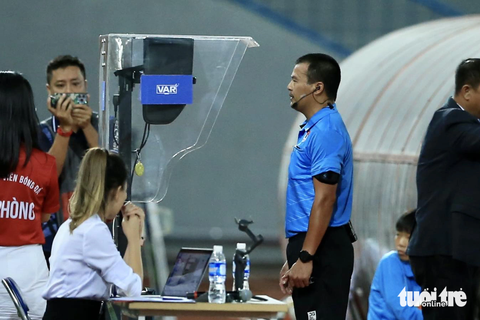 VAR gây tranh cãi ngay trận mở màn V-League 2023-2024 - Ảnh 1. Trọng tài chính Nguyễn Đình Thái xem lại VAR - Ảnh: HOÀNG TÙNG