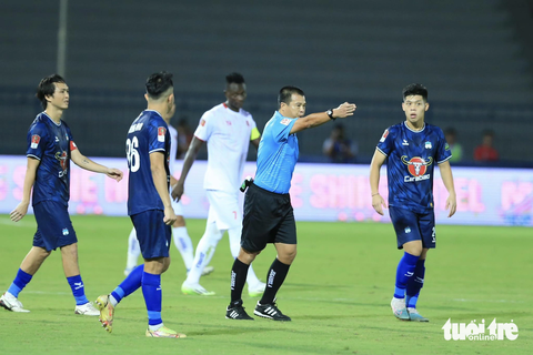 VAR gây tranh cãi ngay trận mở màn V-League 2023-2024 - Ảnh 2. Trọng tài chính Nguyễn Đình Thái chỉ tay cho chủ nhà Hải Phòng hưởng 11m - Ảnh: HOÀNG TÙNG