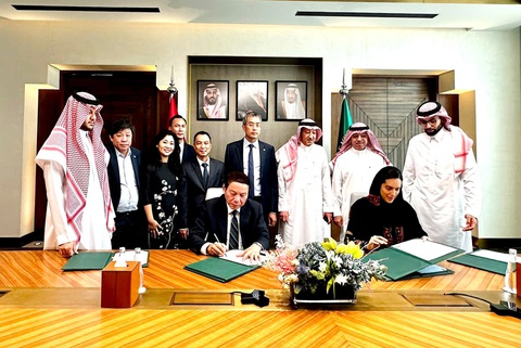 Saudi Arabia - Việt Nam cân nhắc miễn visa song phương cho khách du lịch hai nước - Ảnh 1. Bộ Văn hóa - Thể thao và Du lịch Việt Nam ký kết Chương trình hành động trong lĩnh vực du lịch với Bộ Du lịch Saudi Arabia - Ảnh: V.HƯNG