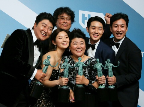 Lee Sun Kyun cùng đoàn phim "Ký sinh trùng" Lee Sun Kyun cùng đoàn phim "Ký sinh trùng"